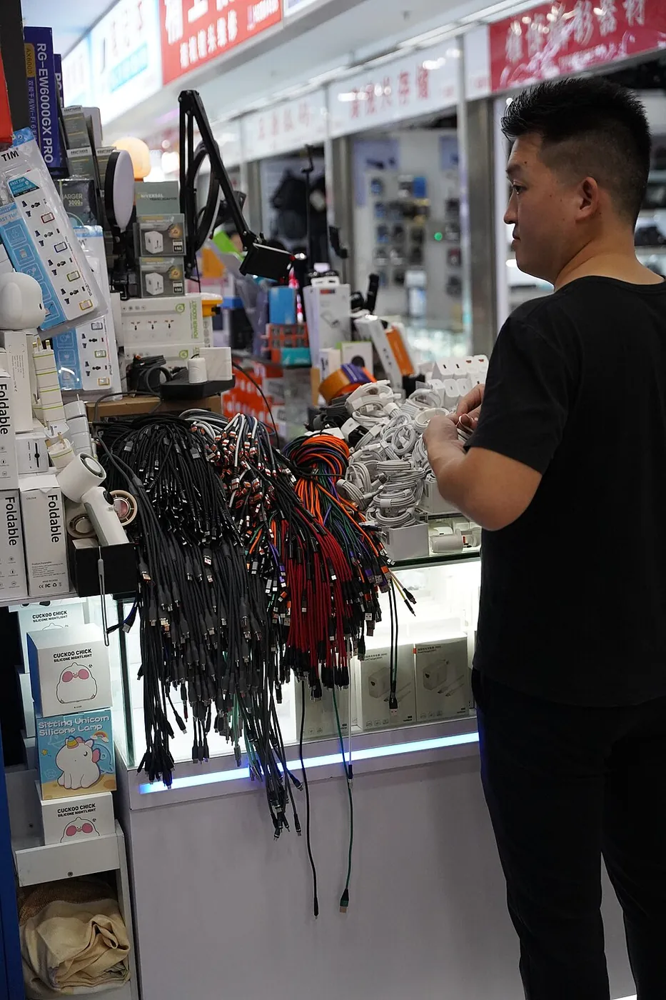 Kabelhändler auf dem Elektronikmarkt in Huaqiangbei